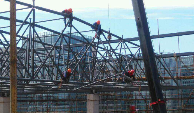 甘南论网架装配施工中搭设脚手架应当留神的事故